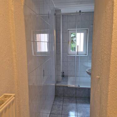 Bad mit Dusche und Fenster - 