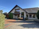 Hofansicht - 7 Zimmer Einfamilienhaus zum Kaufen in Löhne