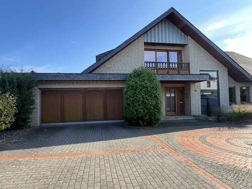 Gepflasterte Hoffläche - Einfamilienhaus mit 278,00 m² in Löhne zum Kaufen