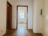 Flur Richtung Wohnen und Bad - 2 Zimmer Etagenwohnung zum Kaufen in Regensburg