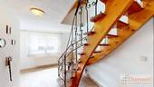 Flur im EG mit Treppe - 