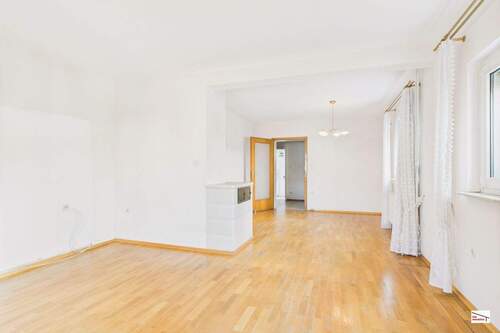 großzügiges Wohnzimmer - 