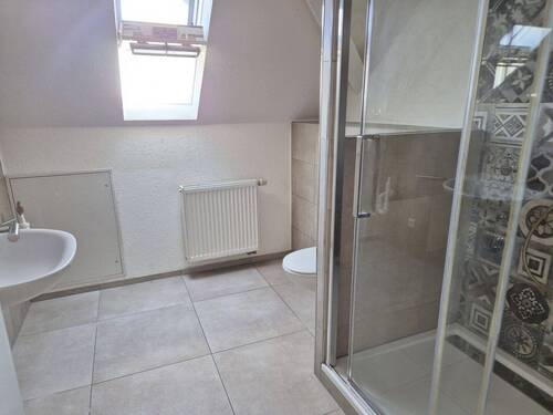 Wohnung DG li. Tageslichtbad mit Dusche - 