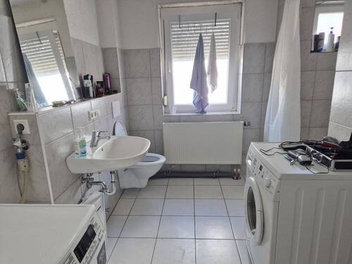 Wohnung OG: Tageslichtbad mit Dusche - Mehrfamilienhaus, Wohnhaus mit 364,00 m² in Dornstadt zum Kaufen