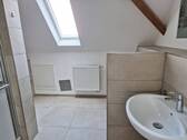 Wohnung DG re.: Tageslichtbad mit Dusche - 