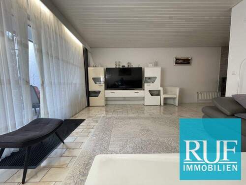 Wohnzimmer - Charmantes Reihenmittelhaus mit Terrasse, Gartenanteil und Tiefgaragenstellplatz