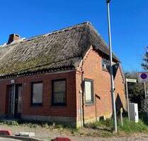 Kleine Reetdach-Doppelhaushälfte in toller Lage von Dänschendorf- renovierungsbedürftig - Fehmarn