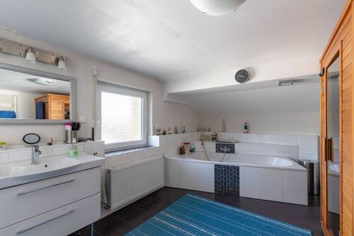 Badezimmer DG - Einfamilienhaus mit 352,00 m&sup2; in Karlsruhe zum Kaufen