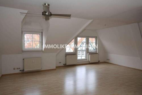 Wohn- und Esszimmer - Helle 2-Zimmer-Dachgeschosswohnung in zentraler Lage
