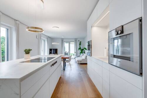 Kueche - AIGNER - Exklusiv ausgestattete Erdgeschosswohnung mit 4 Zimmern und über 220 m² Garten