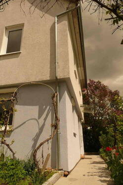 Zugang zum Wohnhaus - Kleines Wohnhaus mit Garten - 1.050,00 EUR Kaltmiete, ca.  92,00 m² Wohnfläche