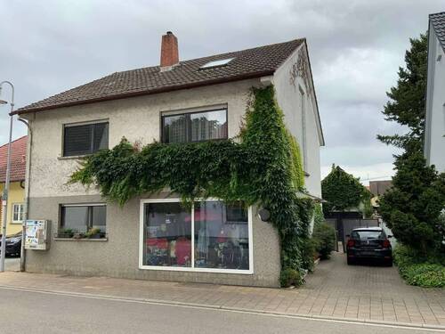 Hausansicht.jpeg - Vielseitiges 1-2 Familienhaus mit schönem Garten und großer Garage