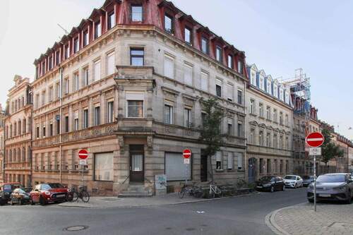 Hausansicht - Bezugsfreie 4-Zimmer-Wohnung mit Balkon und zwei Bädern im Herzen von Fürth