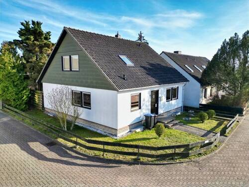 Außenansicht Straßenseite - Gestalten statt suchen - sanierungsbedürftiges Einfamilienhaus auf Eckgrundstück!