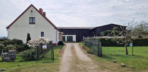 Straßenansicht - Wohnhaus mit Stall und Scheune bei Demmin zu verkaufen