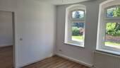 Das Wohnzimmer mit Blick zum Schlafzimmer - 