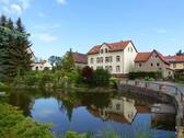 Der Dorfteich mit dem MFH Altzaschendorf 19 - Ruhige EG-2-Raum-Wohnung zwischen Stadt und Land Meißen