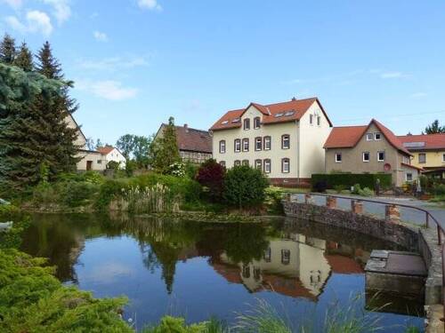 Der Dorfteich mit dem MFH Altzaschendorf 19 - Ruhige EG-2-Raum-Wohnung zwischen Stadt und Land Meißen