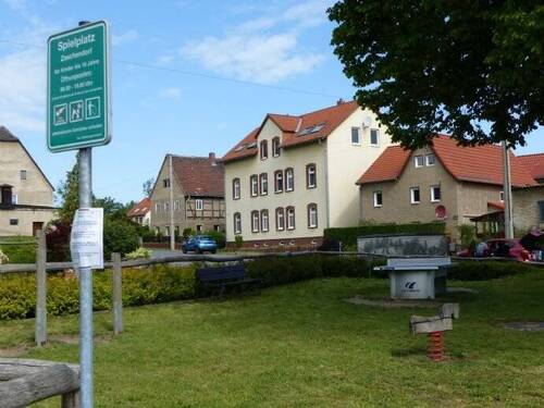 Der Spielplatz und das MFH Altzaschendorf 19 - 2 Zimmer Etagenwohnung in Meißen