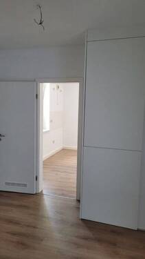 Der Flur mit Schrank-Heiztherme und Zugang Küche - 