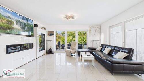 Wohnbereich mit 2 Ausgängen zum großen Balkon - 