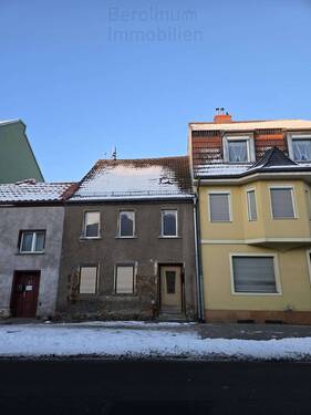 Hausansicht - Renovierungsobjekt in Jüterbog - Reihenhaus mit Substanz