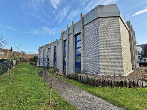 seitliche Hausansicht - Büro mit 715,00 m&sup2; in Porta Westfalica zum Kaufen