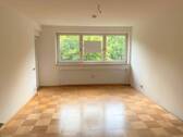 Helles Wohnzimmer - Renovierte 3-Zimmer-Wohnung - großzügiger Schnitt, grüne Lage, Einzelgarage...