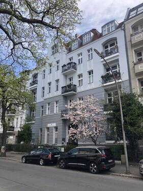 Fassade_Frühling.jpeg - Attraktive Bürofläche in repräsentativem Altbau – Berlin-Steglitz!