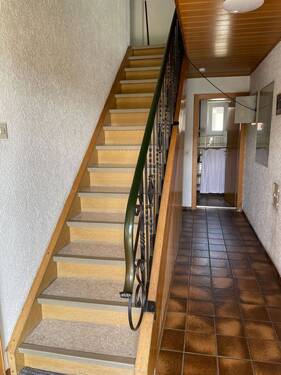 Flur / Treppe ins OG - 