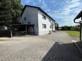 Westansicht mit Zufahrt - 7 Zimmer Mehrfamilienhaus, Wohnhaus zum Kaufen in Bockhorn