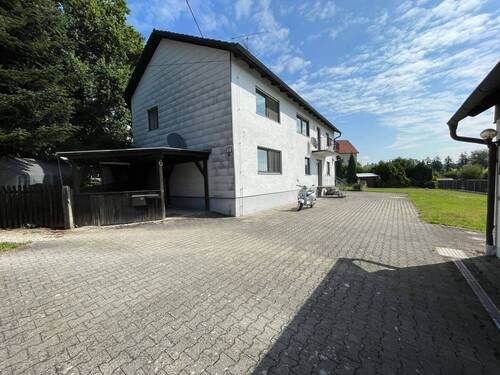 Westansicht mit Zufahrt - 7 Zimmer Mehrfamilienhaus, Wohnhaus zum Kaufen in Bockhorn