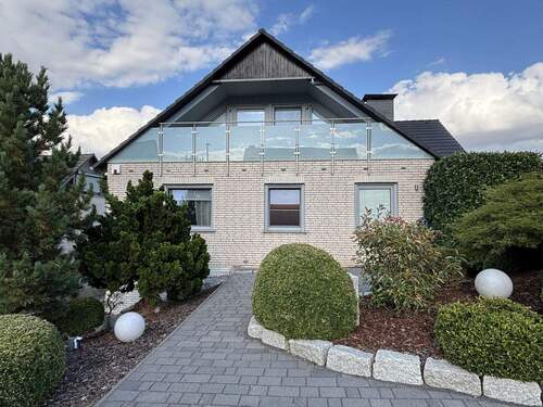 Haus Vorderseite - 9 Zimmer Einfamilienhaus zum Kaufen in Barsinghausen