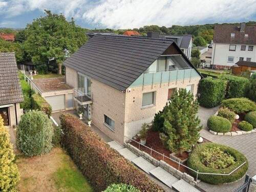Luftbild Vorderseite - 9 Zimmer Einfamilienhaus in Barsinghausen