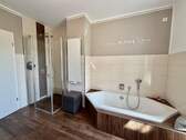 Badezimmer mit Badewanne und Dusche - 