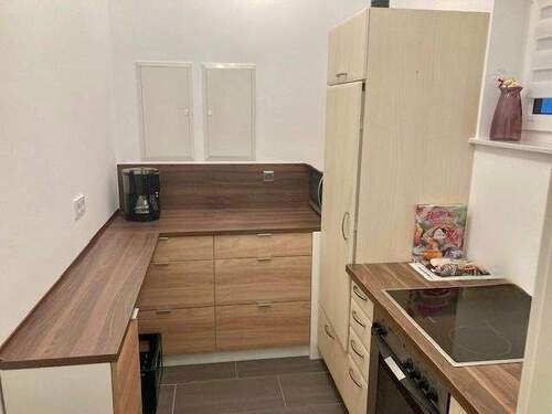 Vorratsraum mit Schränken, Elektroherd und Kühlsch - 