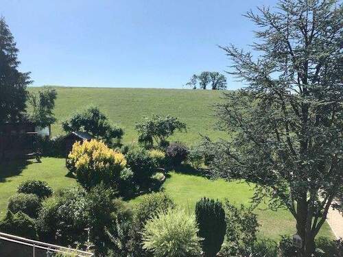 Traumhafter Blick ins Grüne - Helle Dachwohnung mit Gartenanteil in ruhiger Lage von Mimberg