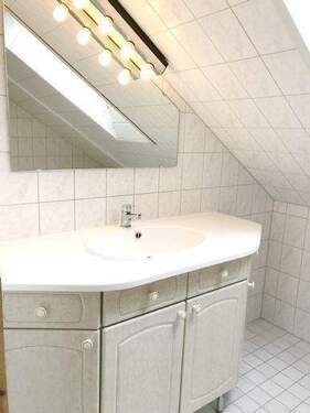 Hell gefliestes Badezimmer mit Fenster - 