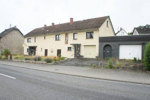 Bild 1 - ** SCHNÄPPCHENPREIS** GROSSES HAUS MIT 2-3 WOHNUNGEN, IDEAL ZUM VERMIETEN ****