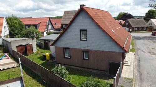 Blick auf Haus und Garten - Gemütliches Einfamilienhaus in Stiege