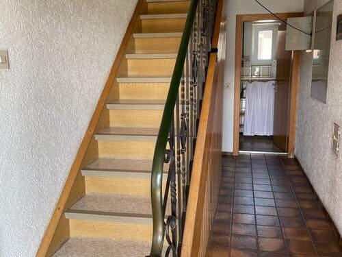 Flur / Treppe ins OG - 
