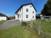Südostansicht - Zweifamilienwohnhaus mit 3 Garagen etc. 962 m² Grundstück in Grünbach bei Erding (Renovierungsbedarf!)