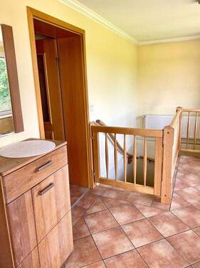 Flur mit Treppe Untergeschoss - 