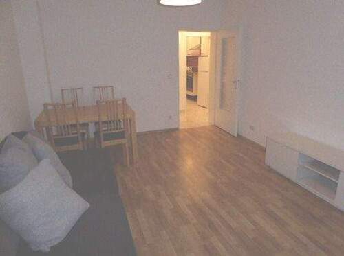 Wohnzimmer-ebenso - 2 Zimmer Etagenwohnung in Düsseldorf