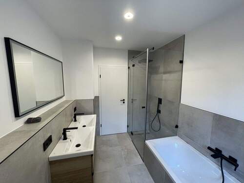 Badezimmer_1 - Hochwertige, energetisch sanierte 5-Zimmer-EG-Wohnung mit Balkon, Garten u. 2 Garagenstellplätzen