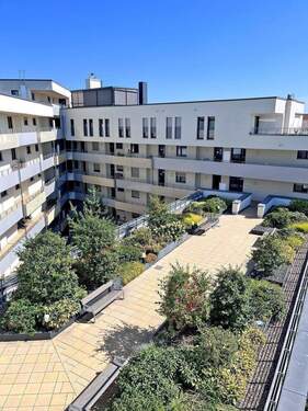 Blick über Dachgarten in den Innenhof! - 