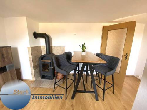Wohnzimmer mit Kaminofen - Stark! Tolle 3 Raum DG-Wohnung teilweise möbliert und Kamin