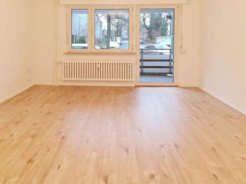 Wohnzimmer - Renovierte 2-Zimmer-Wohnung im Erdgeschoss mit Balkon zu vermieten! 1 Nettokaltmiete frei (2. Monat)