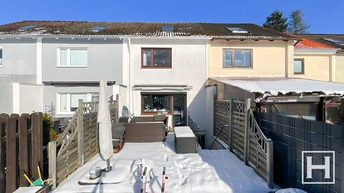 Hausansicht mit Terrasse - Charmantes Mittelreihenhaus in Trappenkamp