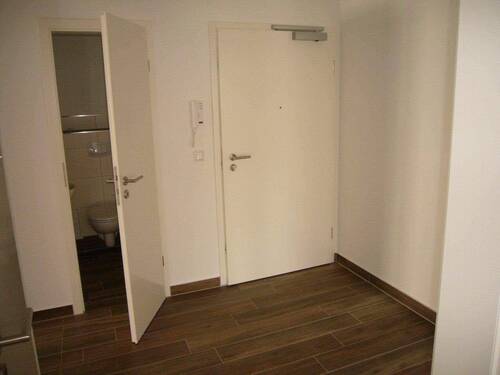 Eingangstür und Gäste WC - 